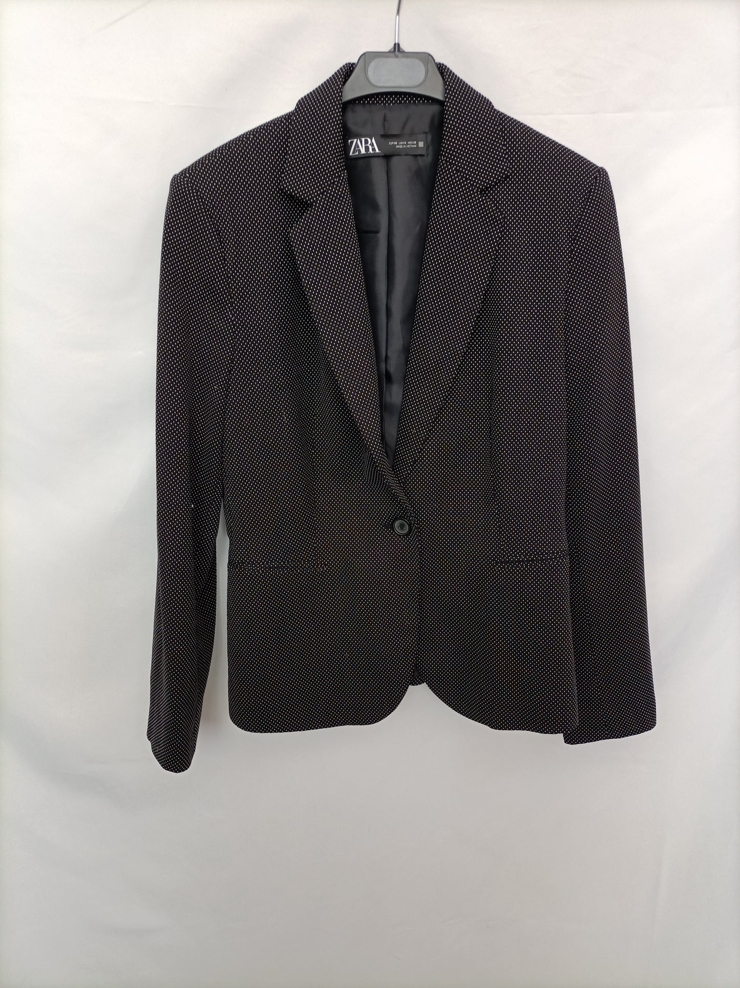 ZARA. Blazer negra topitos T.40