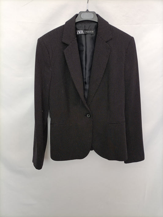 ZARA. Blazer negra topitos T.40