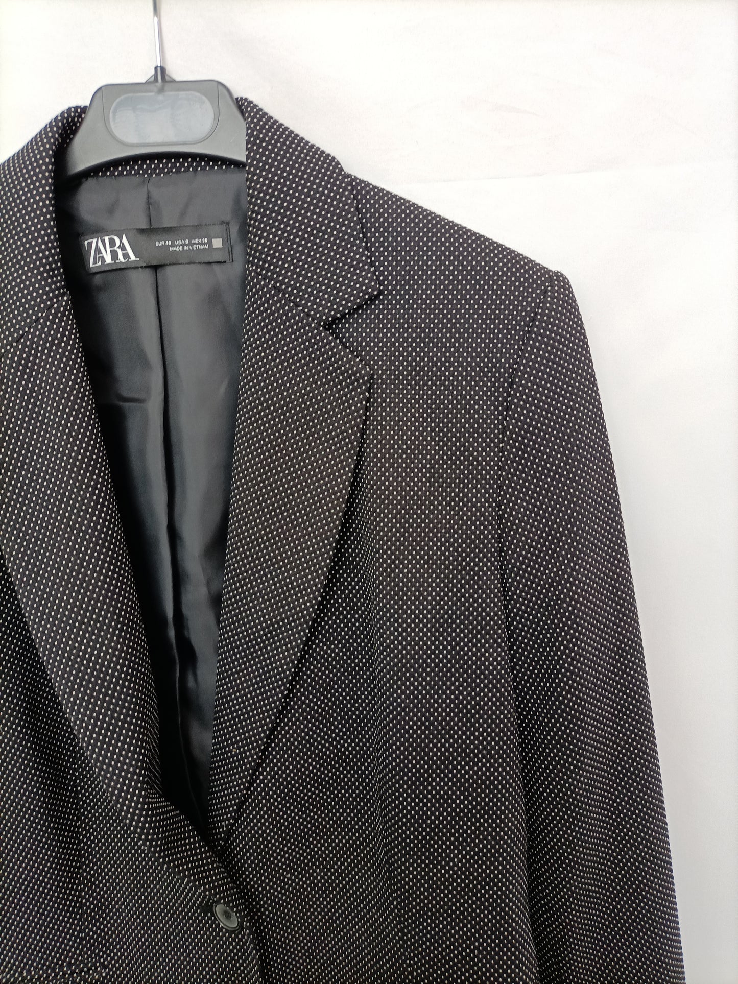 ZARA. Blazer negra topitos T.40