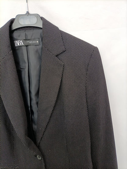 ZARA. Blazer negra topitos T.40