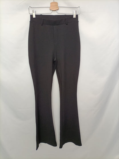 STRADIVARIUS. Pantalón negro campana T.l