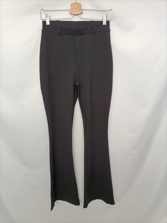 STRADIVARIUS. Pantalón negro campana T.l