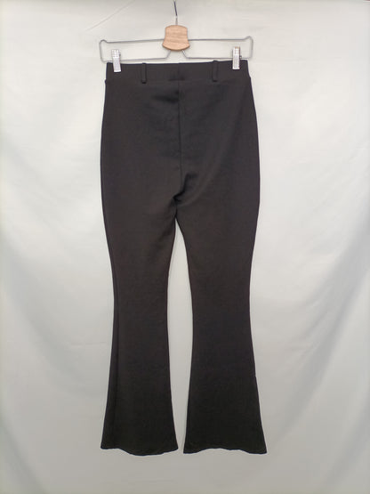 STRADIVARIUS. Pantalón negro campana T.l