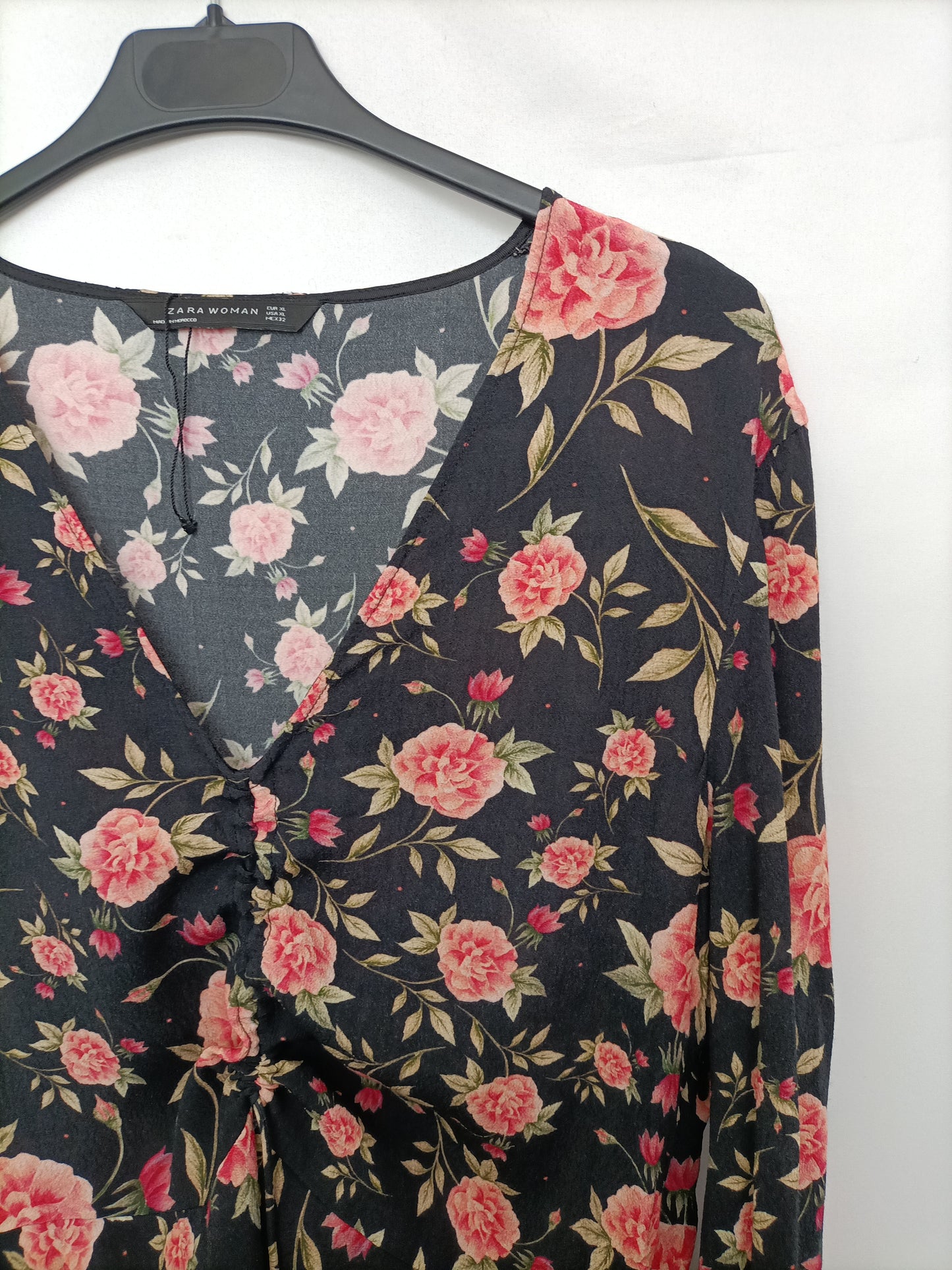 ZARA. Top negro flores T.xl