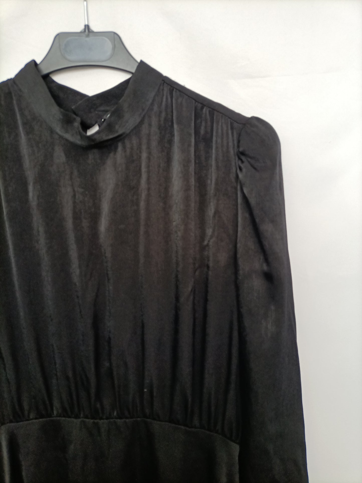 ZARA. Vestido corto negro  T.l