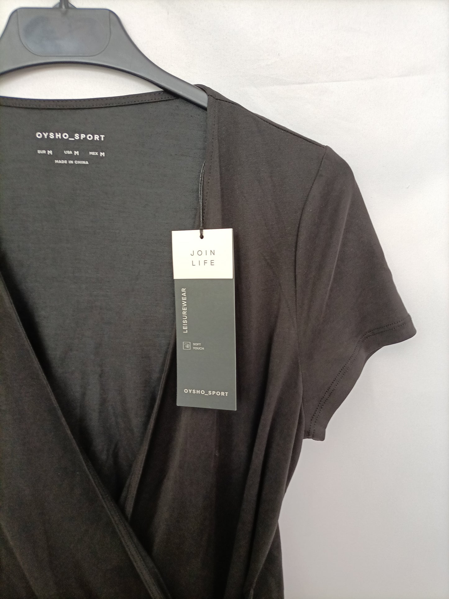 OYSHO. Camiseta negra cruzada T.m