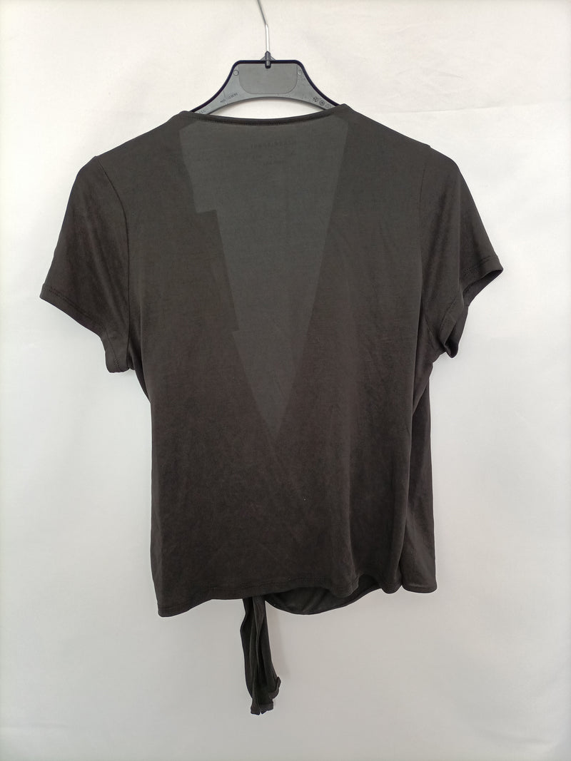 OYSHO. Camiseta negra cruzada T.m