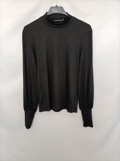 STRADIVARIUS. Top negro canalé  T.m