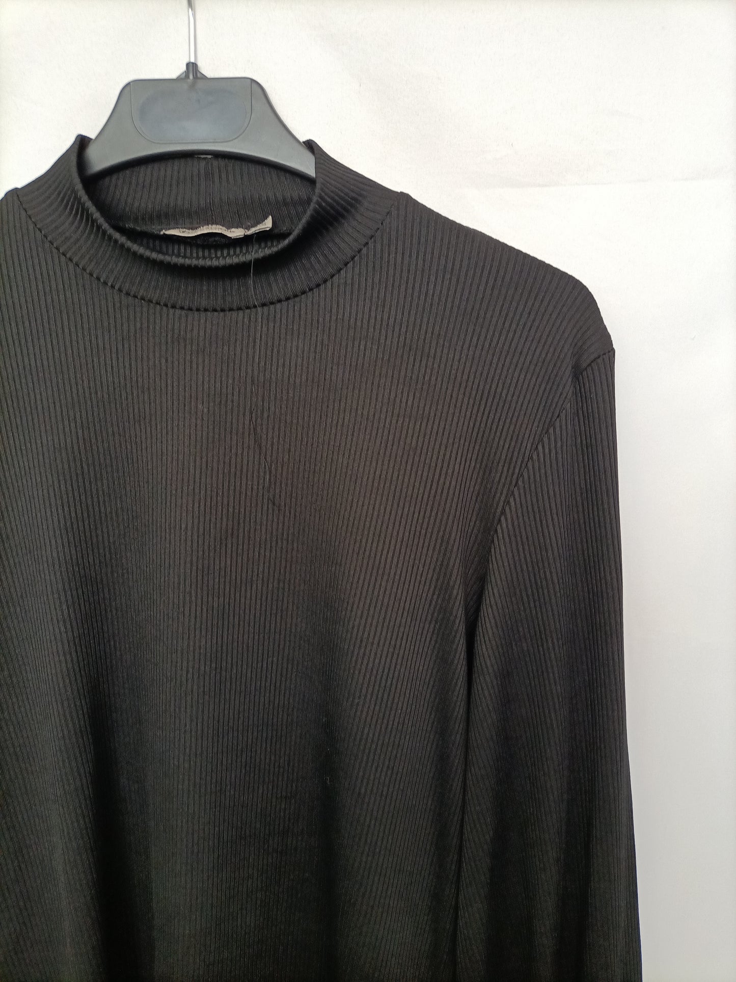 STRADIVARIUS. Top negro canalé  T.m