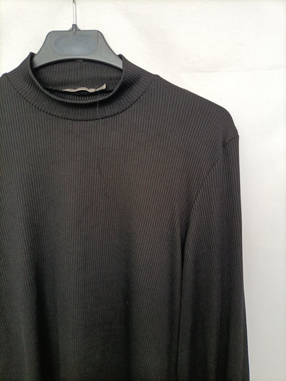 STRADIVARIUS. Top negro canalé  T.m