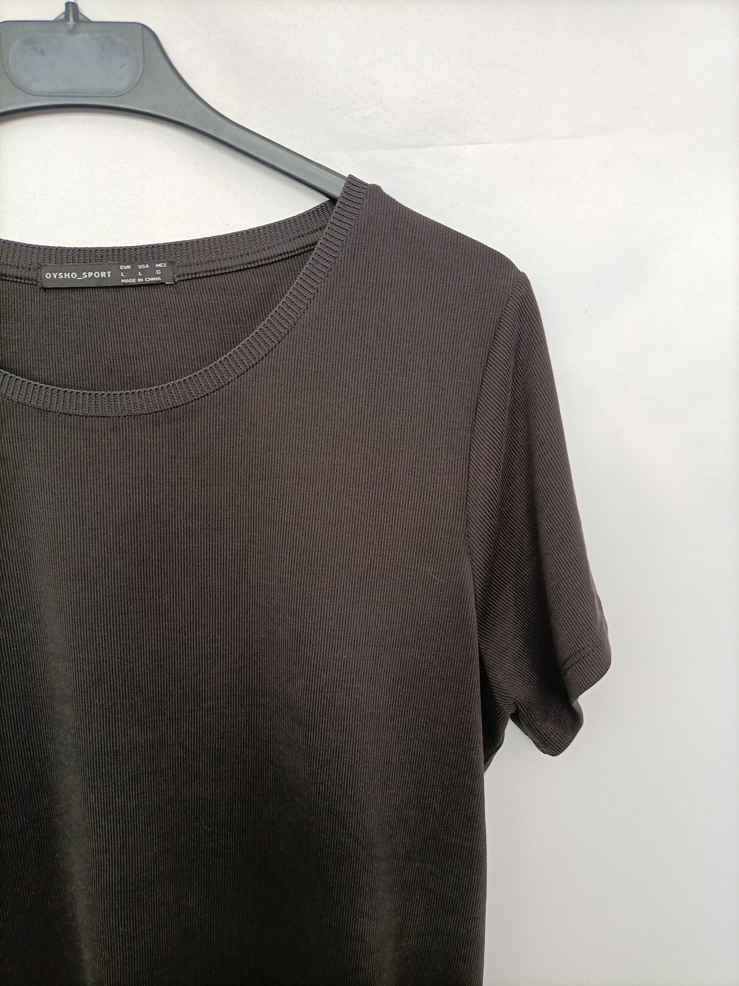 OYSHO. Camiseta negra fluida  T.l