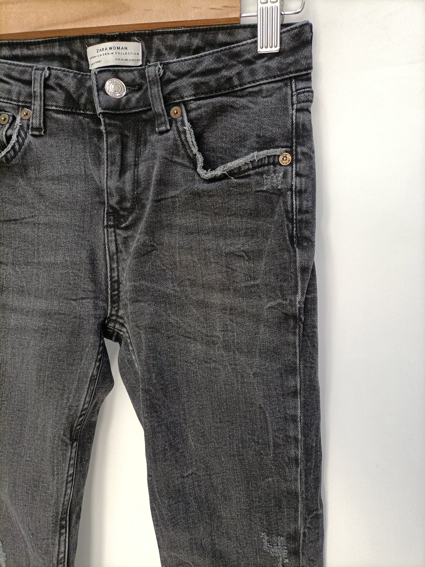 ZARA. Distressed black trousers size 34