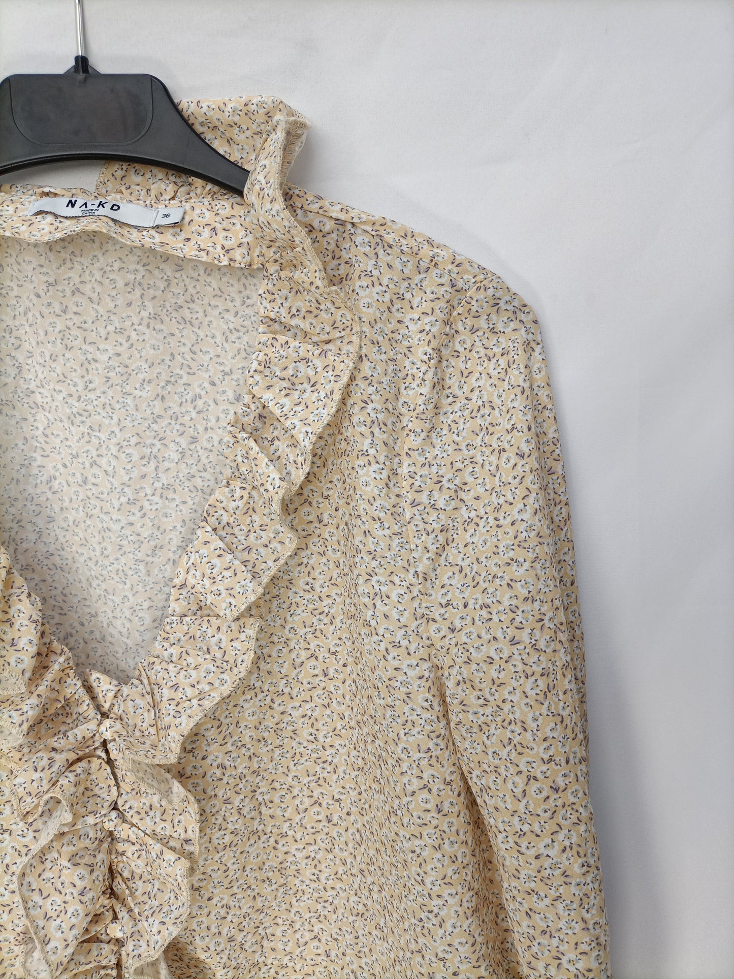 NA-KD. Blusa amarilla florecitas T.36