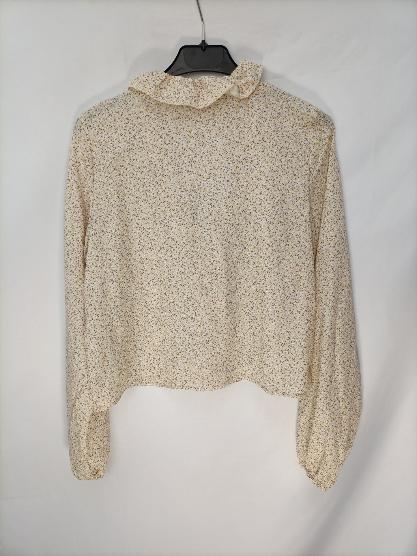 NA-KD. Blusa amarilla florecitas T.36