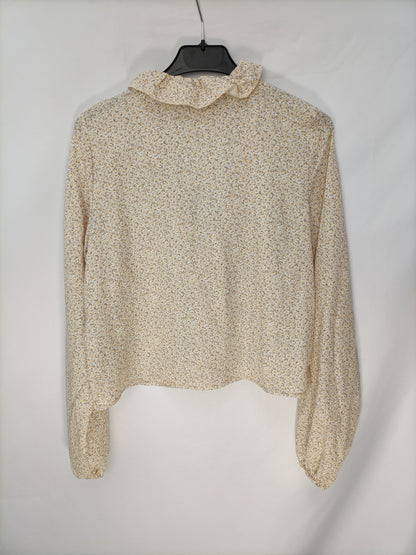 NA-KD. Blusa amarilla florecitas T.36