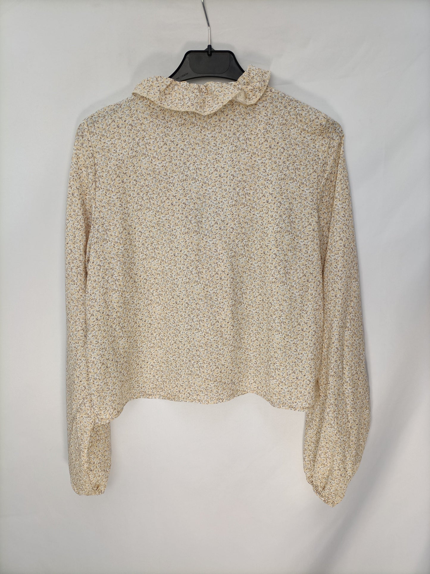 NA-KD. Blusa amarilla florecitas T.36