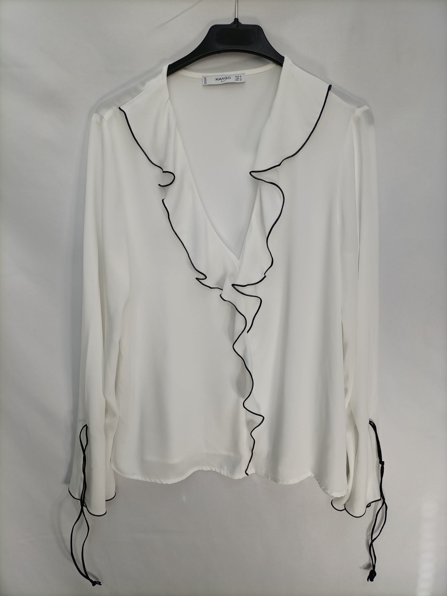 MANGO. Blusa blanca volante T.s