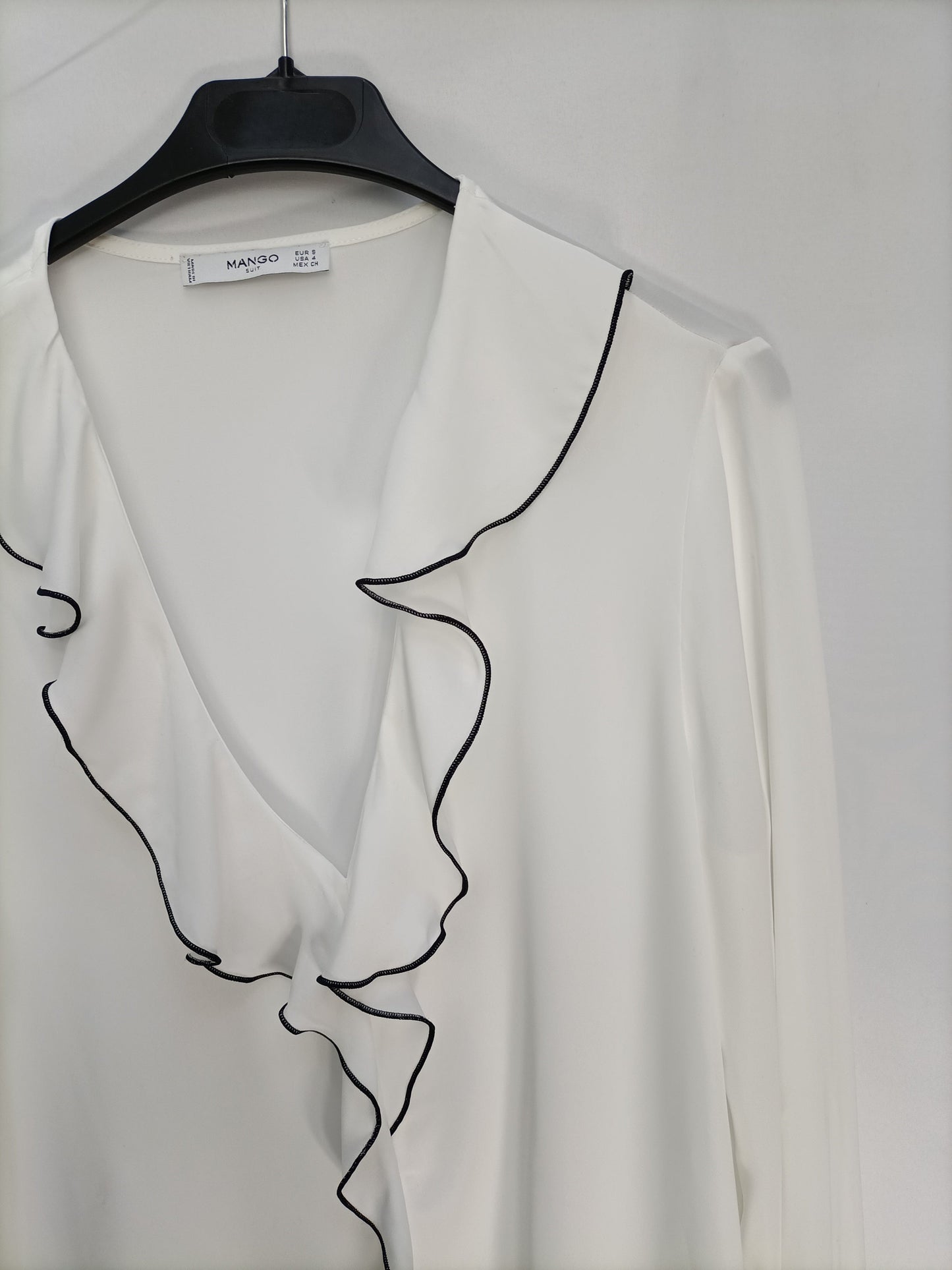 MANGO. Blusa blanca volante T.s