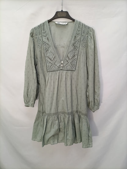 ZARA. Vestido verde plumeti T.xs