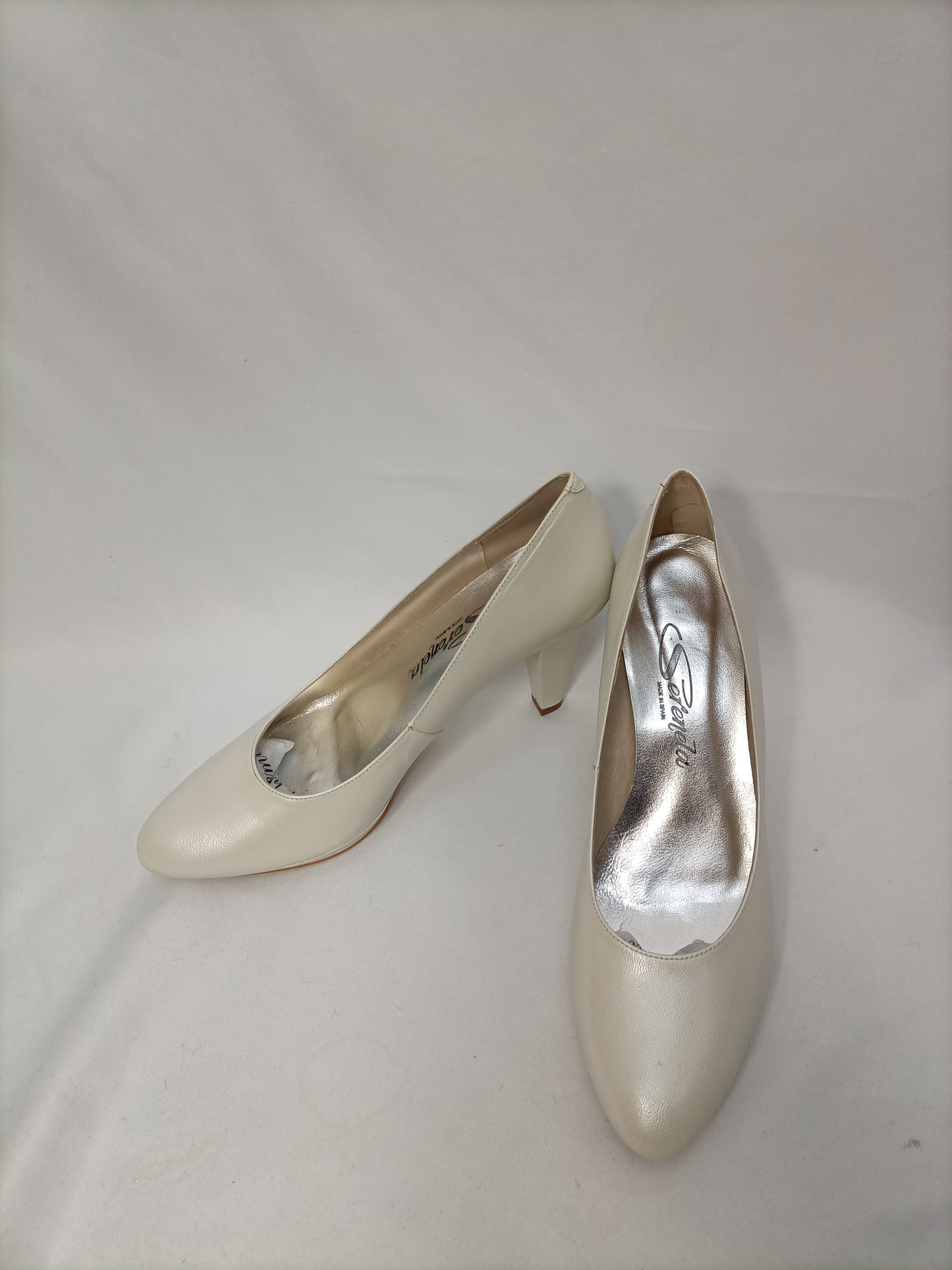 SERENATA. White court shoes, size 38