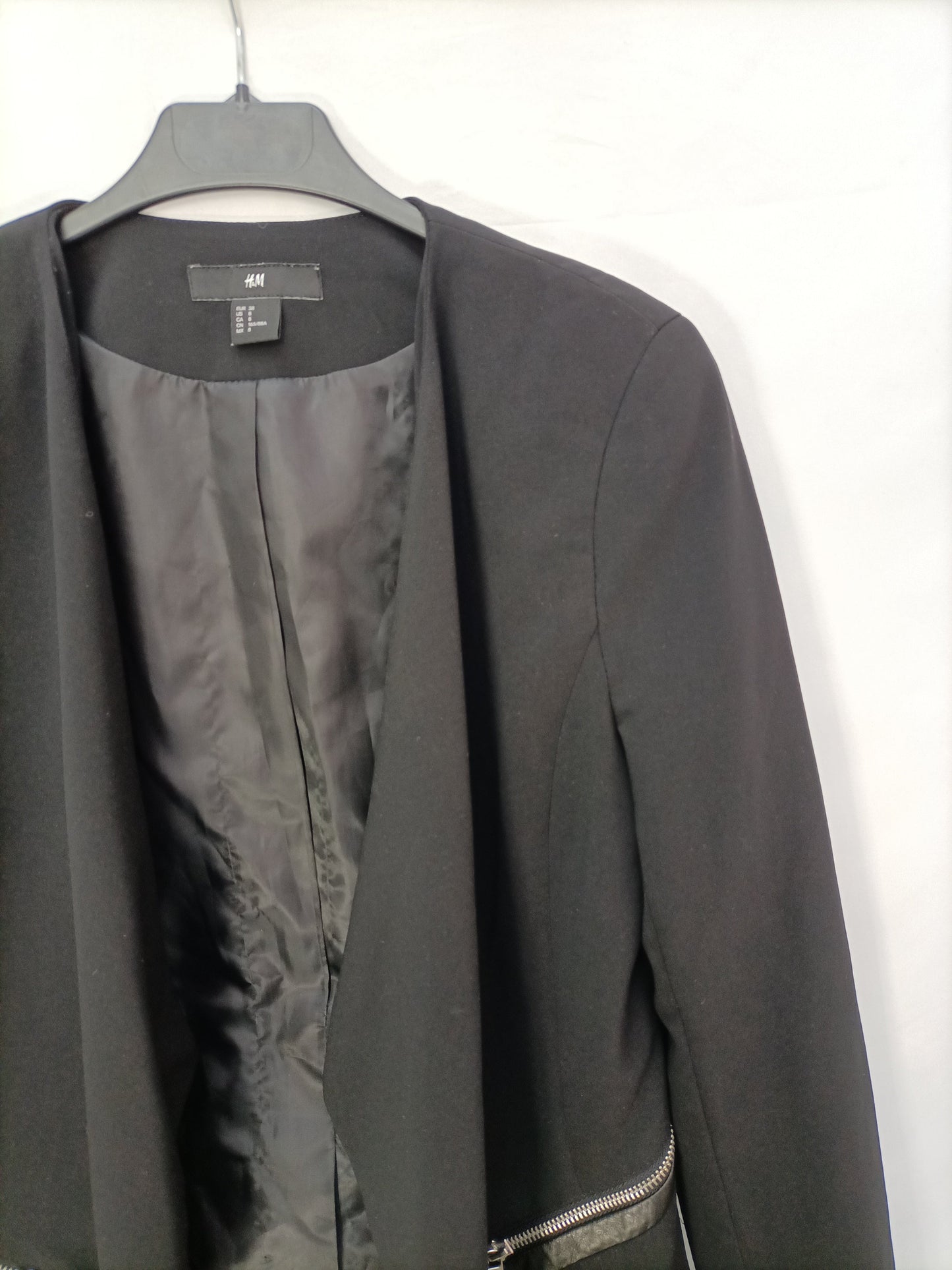 H&M. Blazer negrs cremalleras T.38