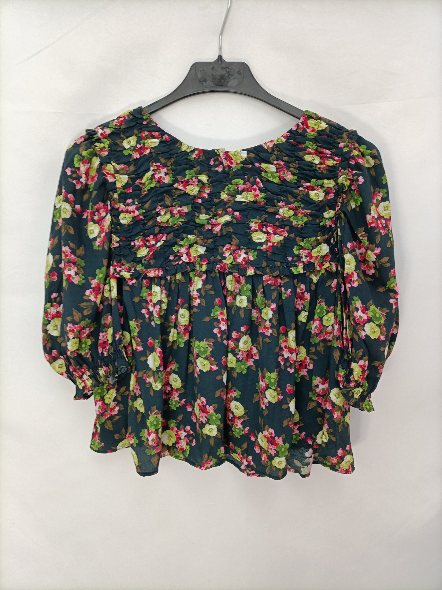 ZARA. Blusa flores fruncida T.m