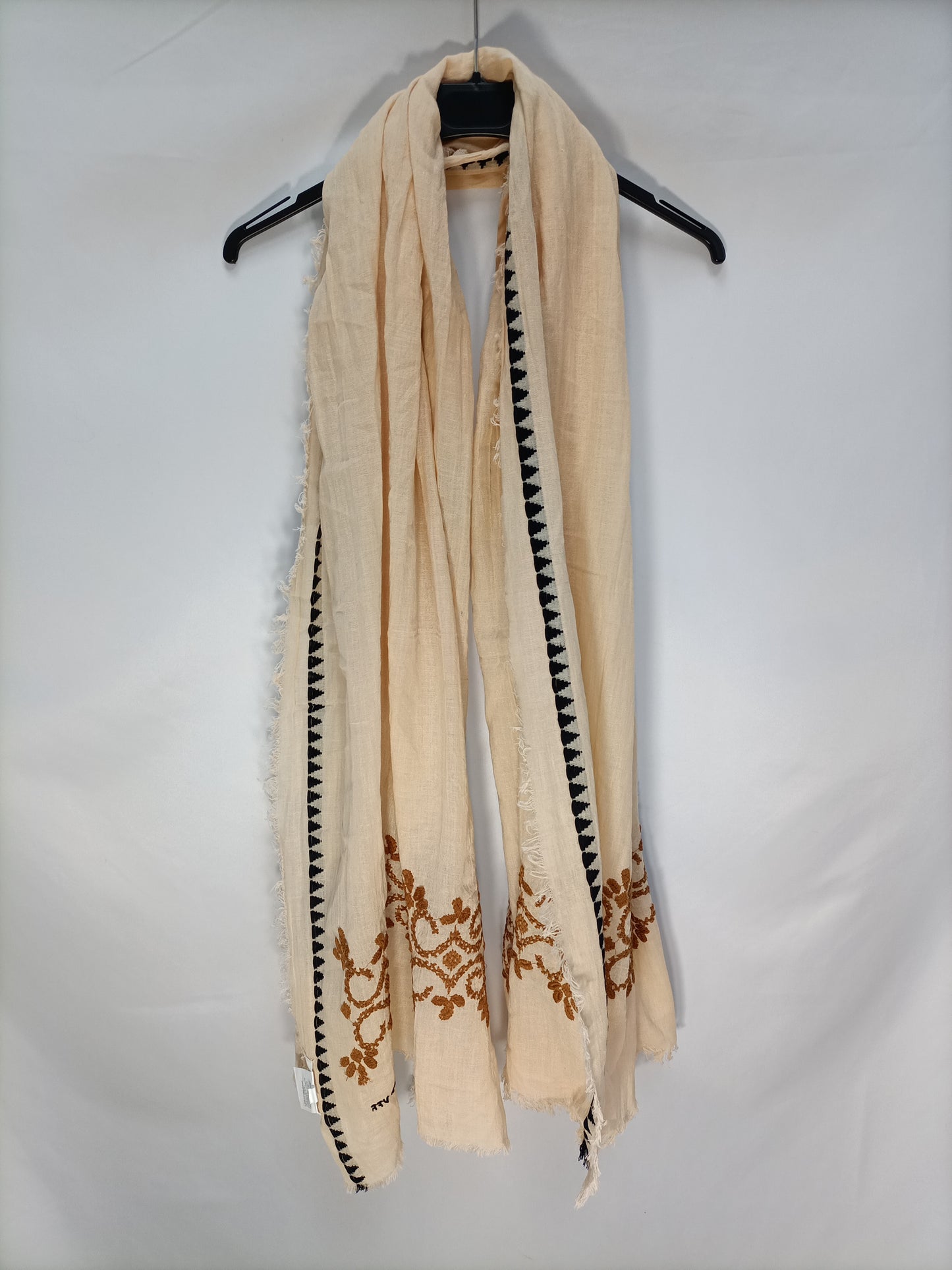 INDI&COLD. Fular beige bordado T.u