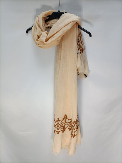 INDI&COLD. Fular beige bordado T.u