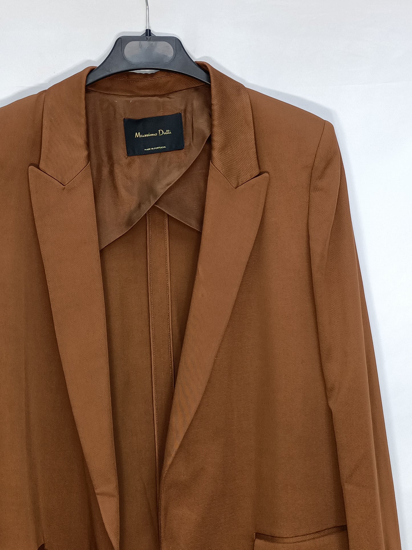 MASSIMO DUTTI. Fluid camel blazer T.40