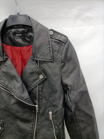 ONLY. Biker negra polipiel T.36