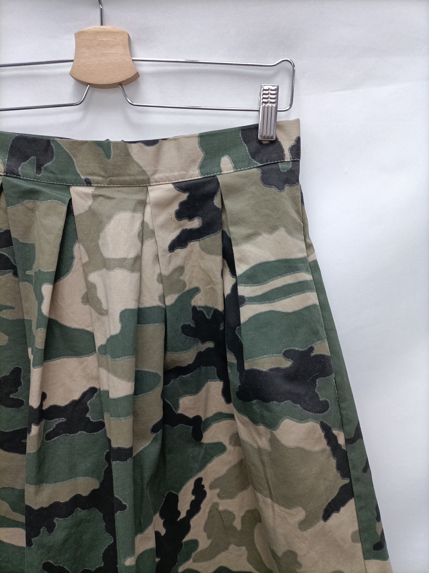 UP TO THE CAP. TM camouflage midi skirt