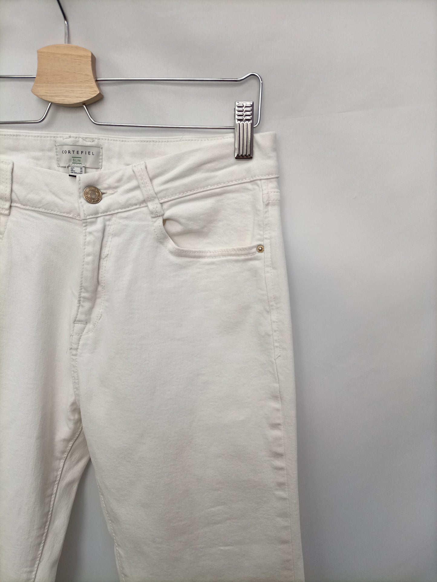 CORTEFIEL. Pantalón denim blancos T.38