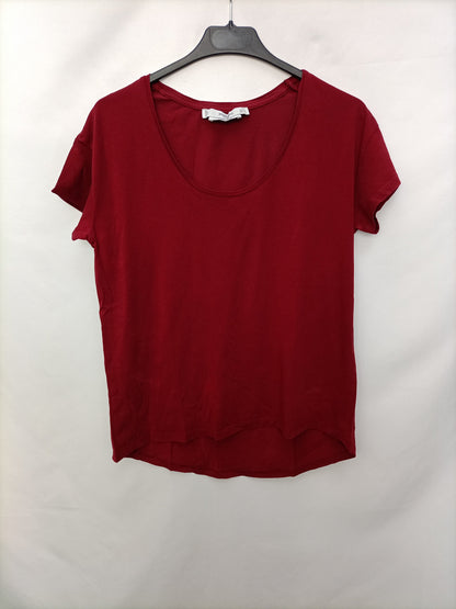 MANGO. Camiseta burdeos  T.s