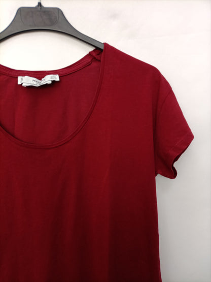 MANGO. Camiseta burdeos  T.s