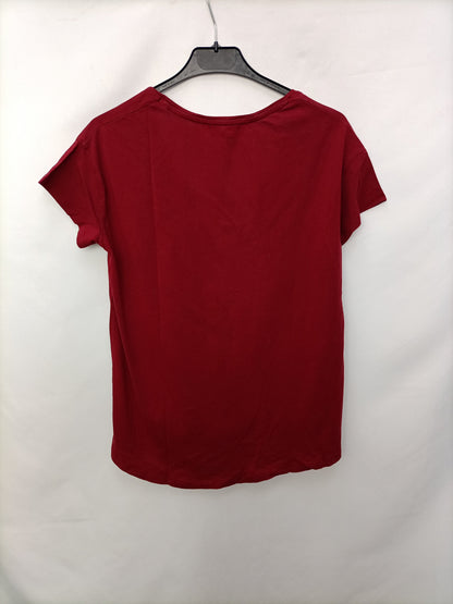 MANGO. Camiseta burdeos  T.s