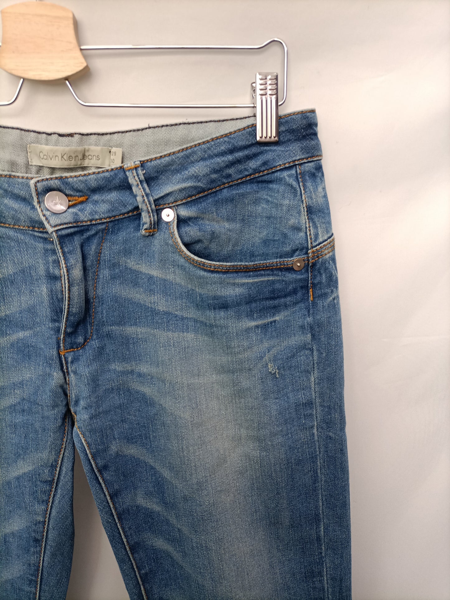 CALVIN KLEIN. Pantalón efecto desgastado T.40