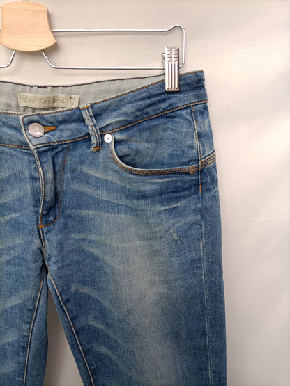 CALVIN KLEIN. Pantalón efecto desgastado T.40