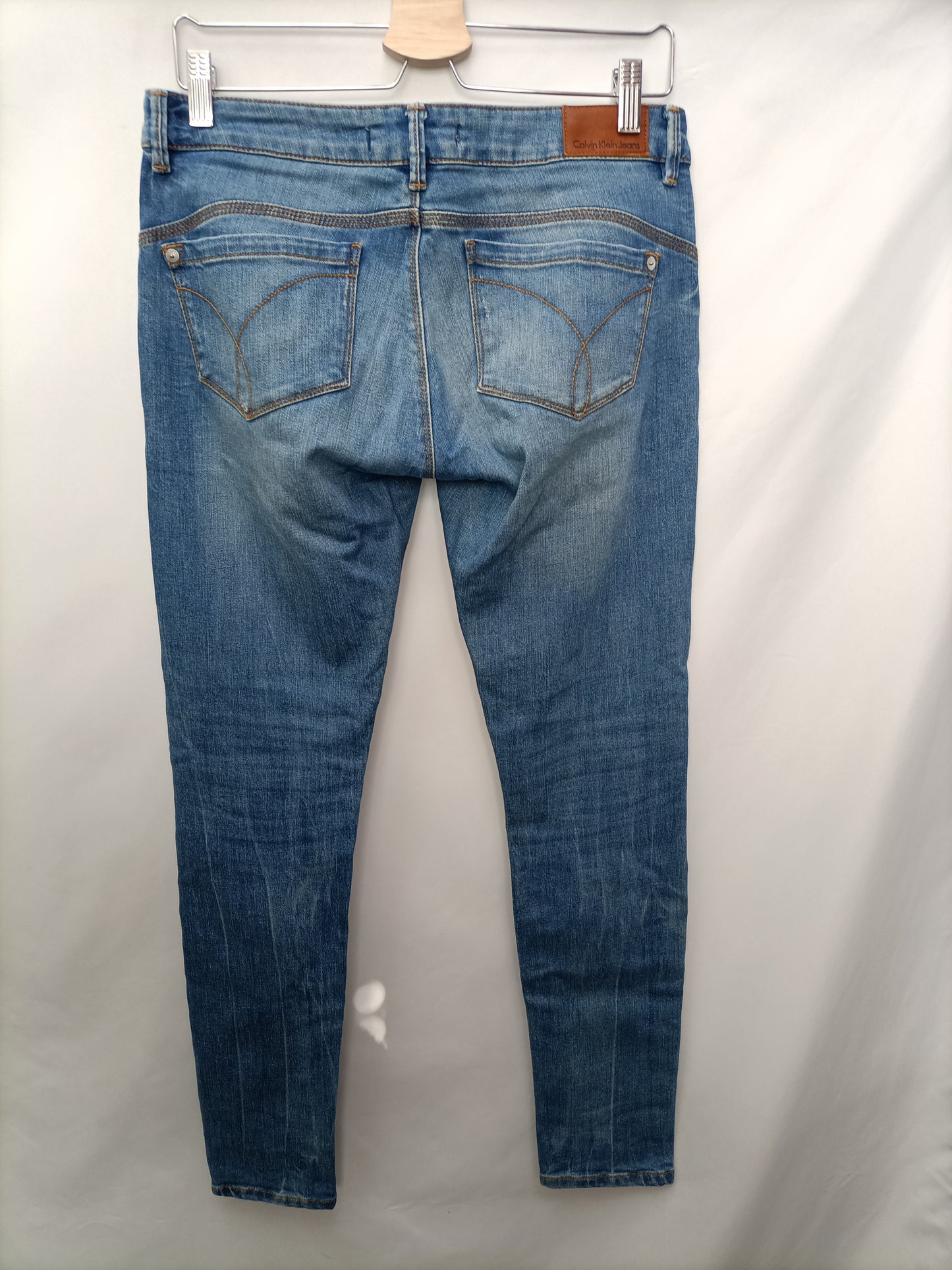 CALVIN KLEIN. Pantalón efecto desgastado T.40