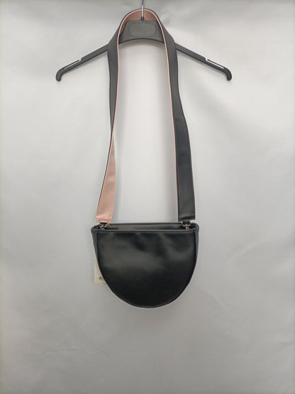 MUS&BOMBON. Bolso negro ovalado