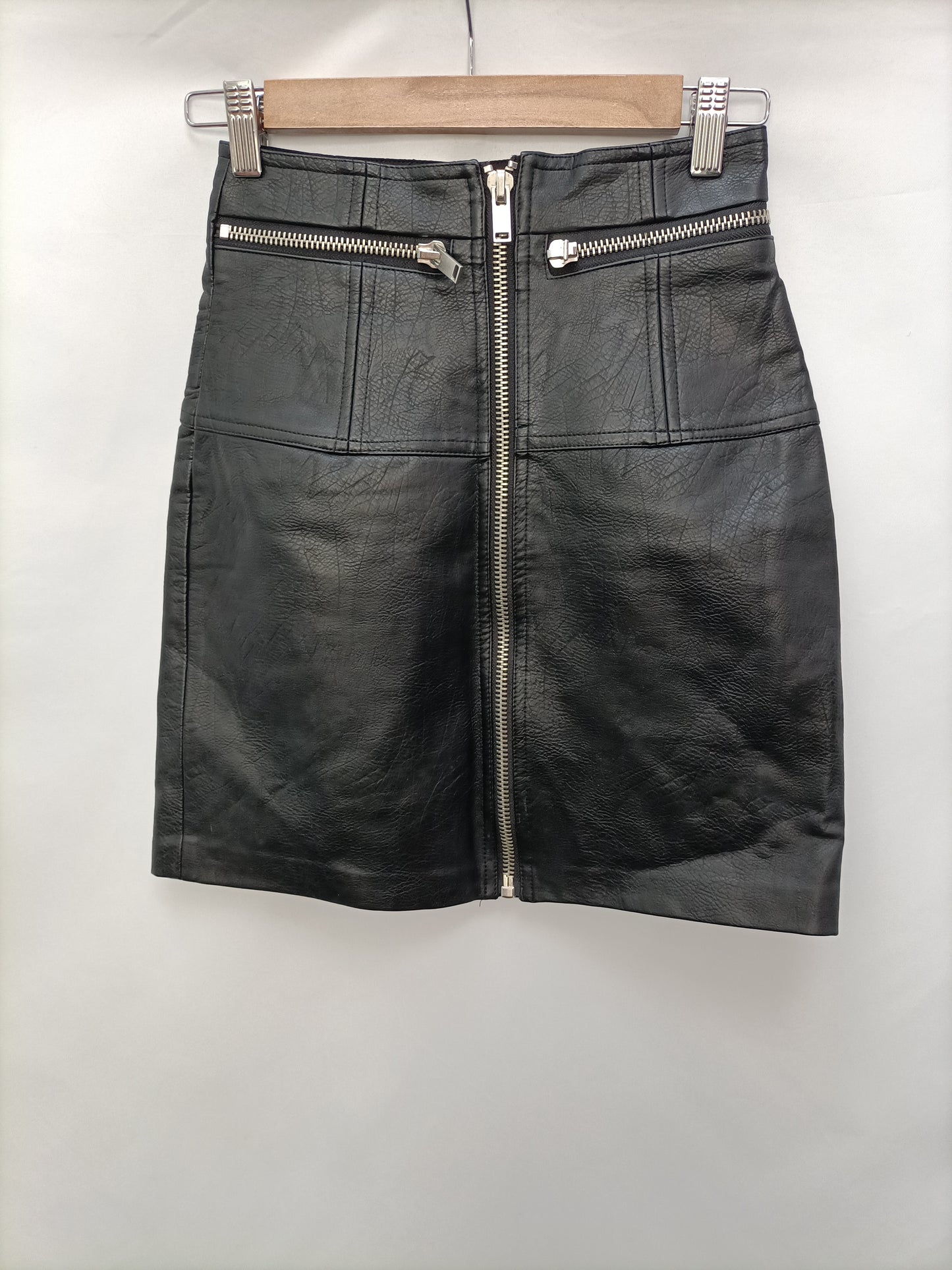 STRADIVARIUS. Falda polipiel cremalleraT.34