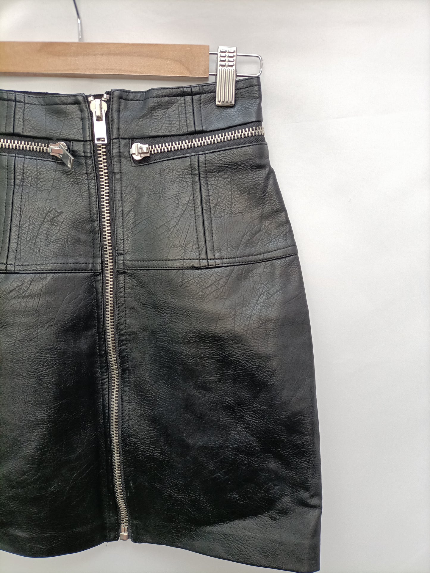 STRADIVARIUS. Falda polipiel cremalleraT.34