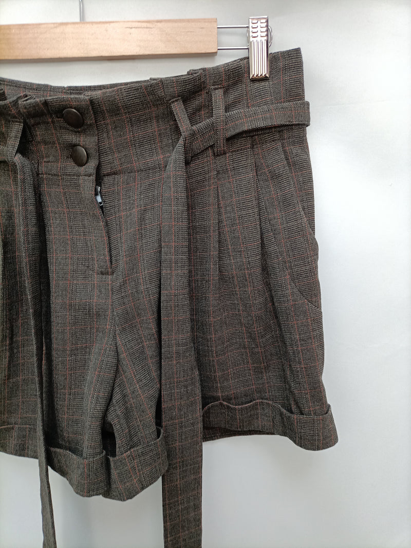 WILLOW&CLAI .Shorts cuadros gris T.38