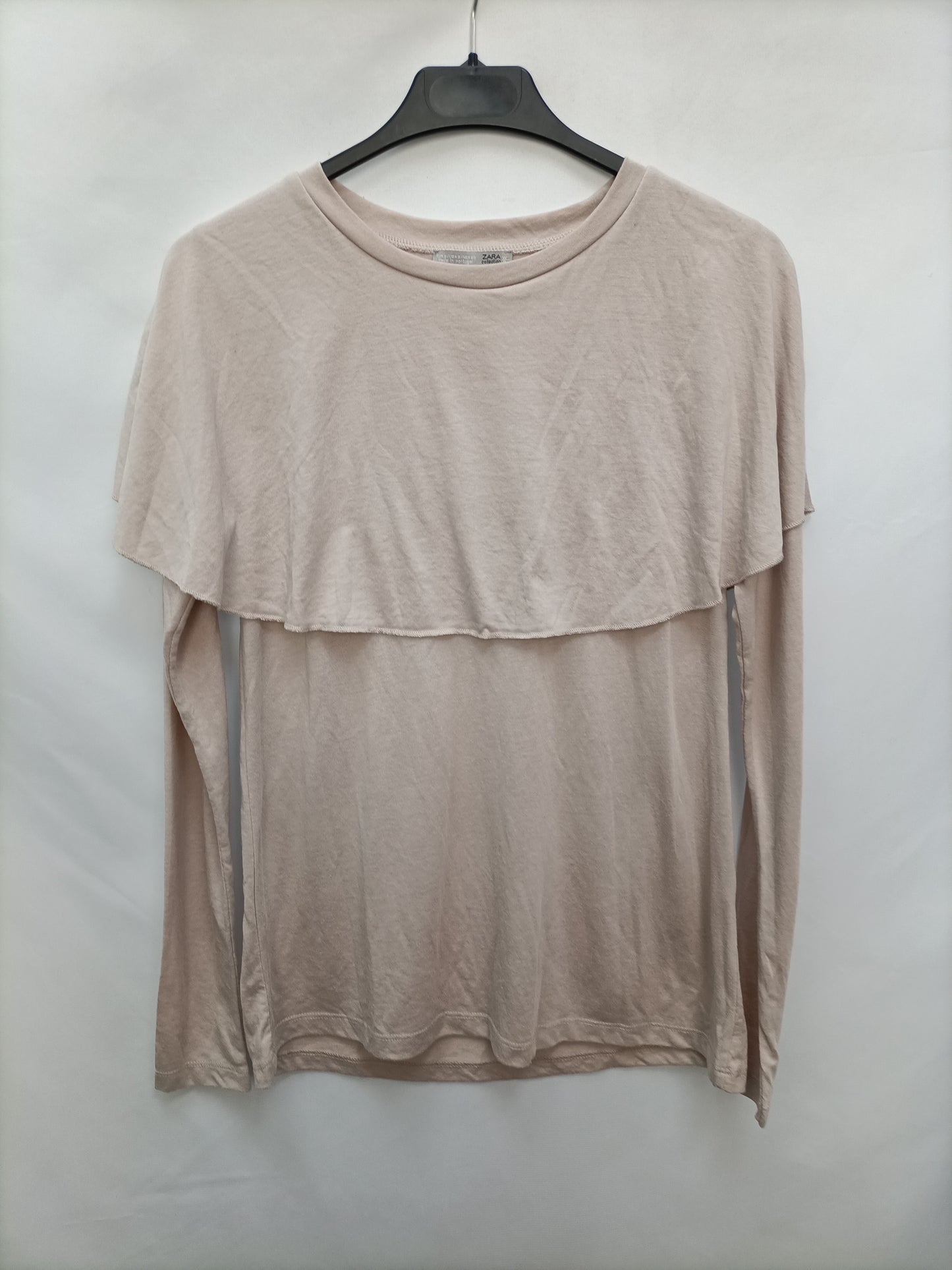 ZARA. Camisa beige volante T.s