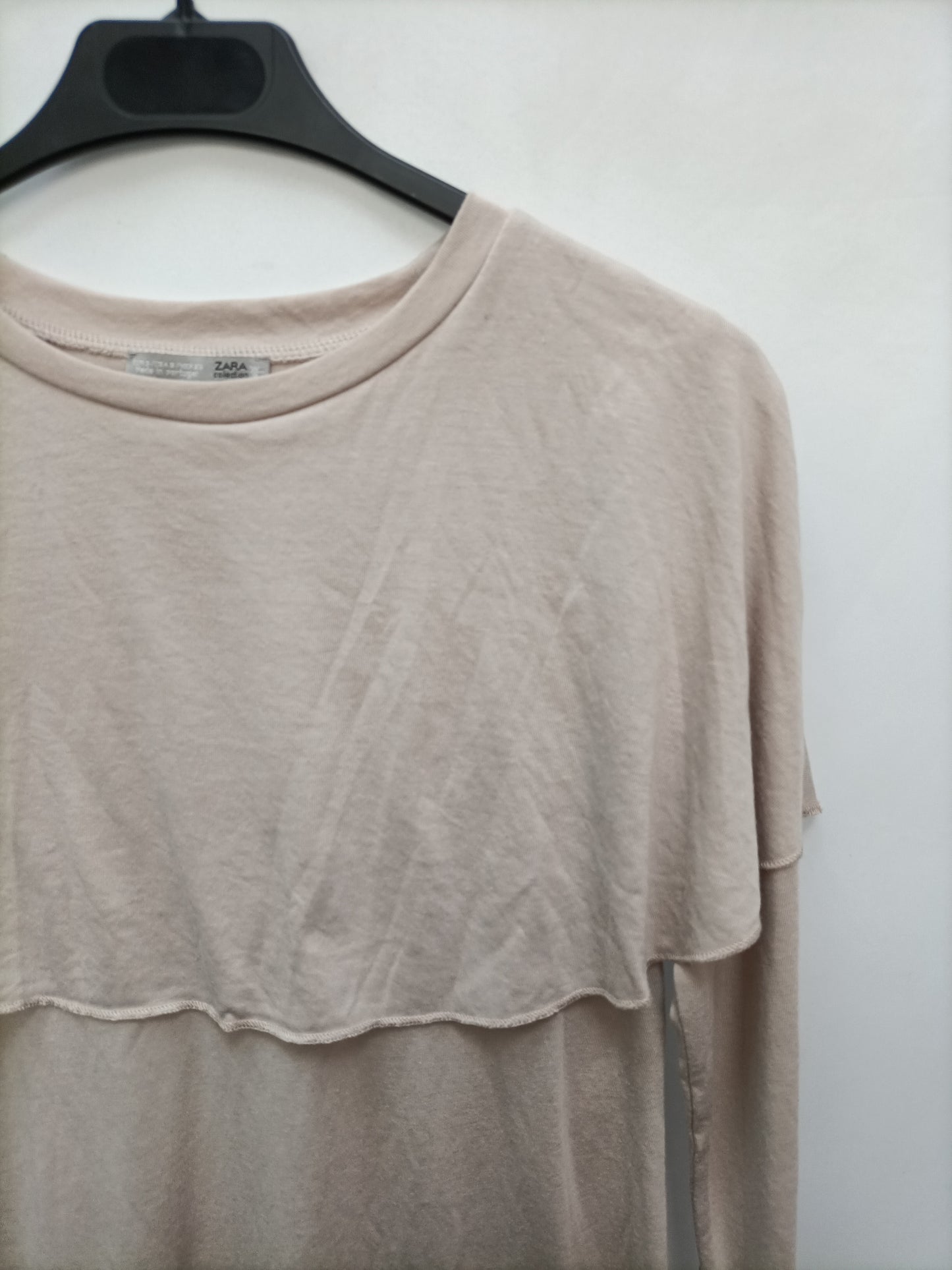 ZARA. Camisa beige volante T.s