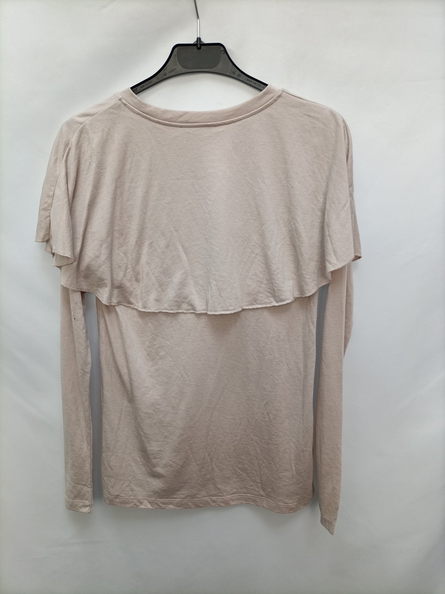 ZARA. Camisa beige volante T.s
