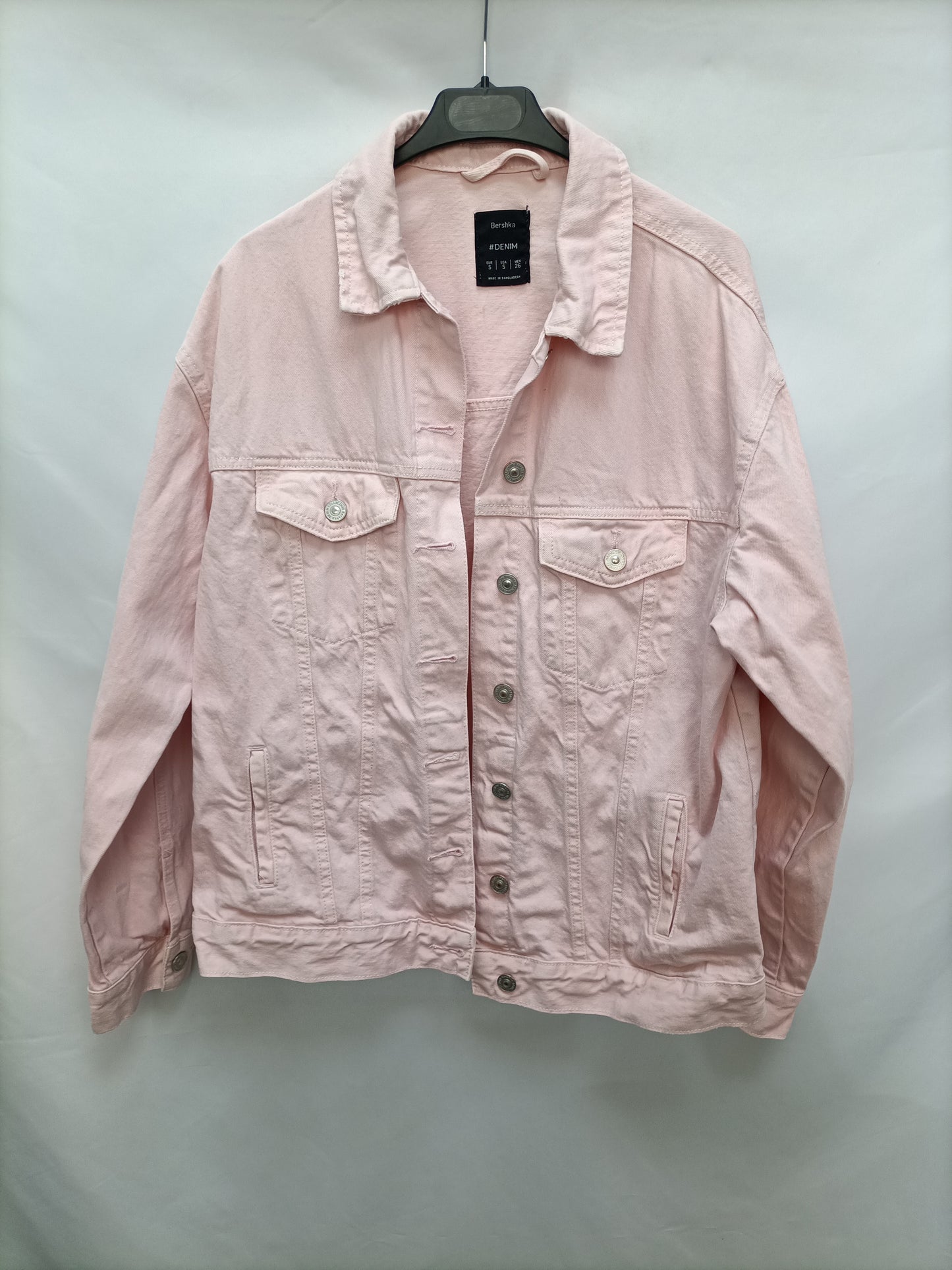 BERSHKA. Cazadora vaquera rosa T.s
