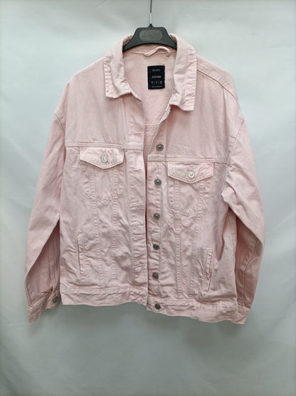 BERSHKA. Cazadora vaquera rosa T.s