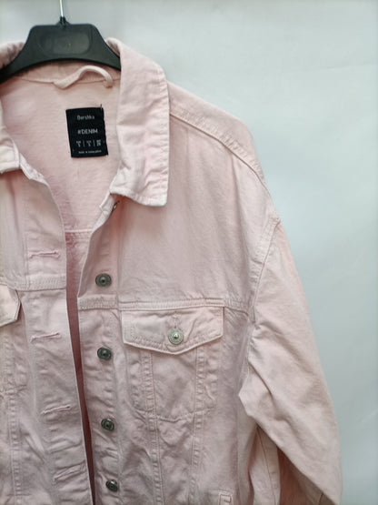 BERSHKA. Cazadora vaquera rosa T.s