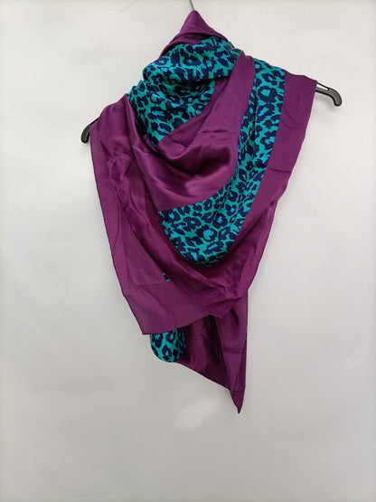 OTRAS. Pañuelo animal print