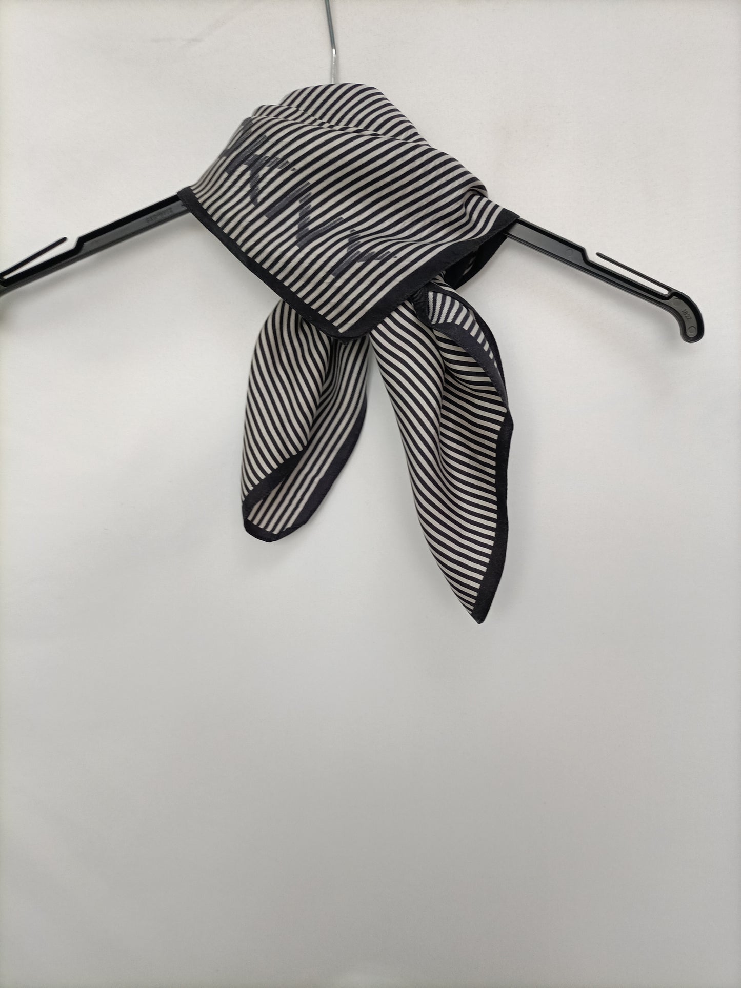 DKNY. Pañuelo mini rayas